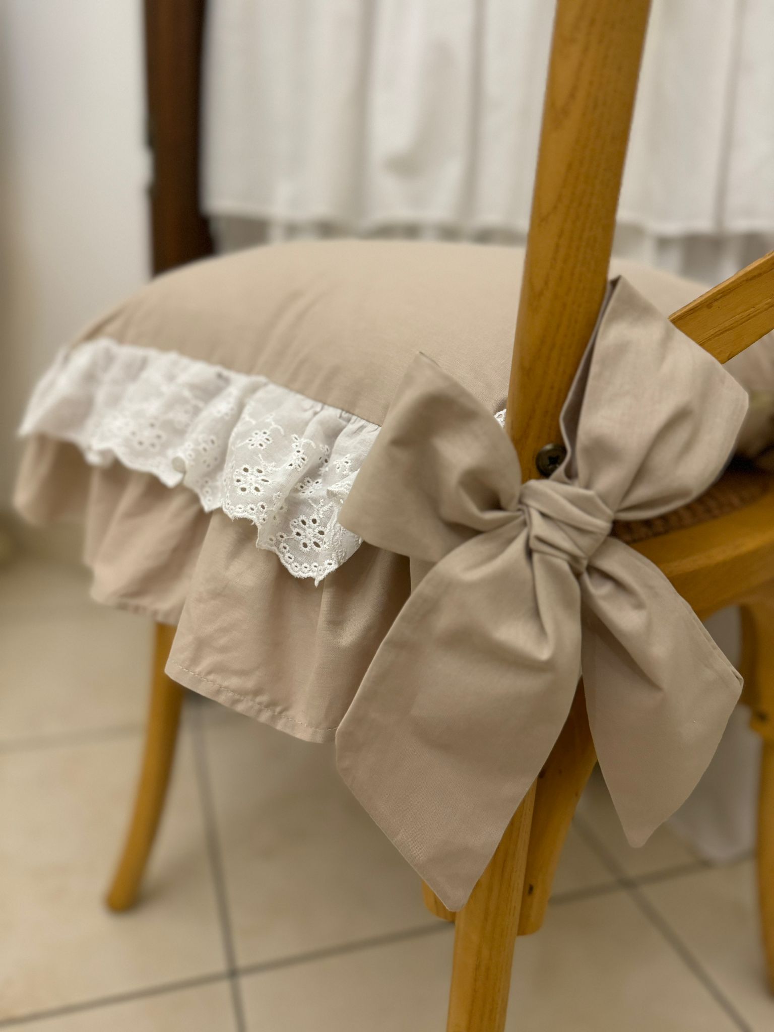 Cuscino da sedia sartoriale in panama con pizzo sangallo - SABBIA - 45x45 cm - FiorentinoHome